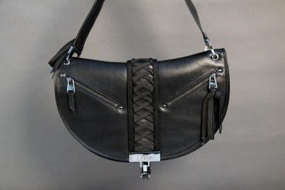 null CHRISTIAN DIOR par JOHN GALLIANO Sac de forme demi-lune en cuir noir, deux poches...