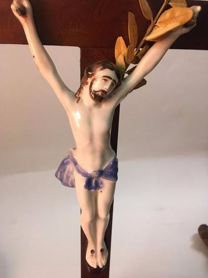 null PARIS

Crucifix en porcelaine à décor polychrome, posé sur un socle en bois.

XIXe...