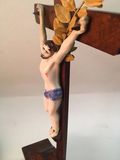 null PARIS

Crucifix en porcelaine à décor polychrome, posé sur un socle en bois.

XIXe...