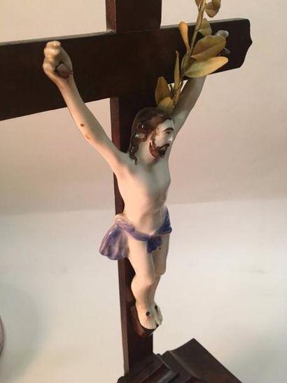 null PARIS

Crucifix en porcelaine à décor polychrome, posé sur un socle en bois.

XIXe...
