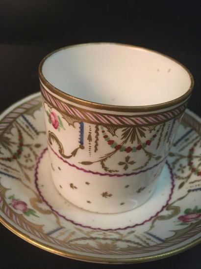 null PARIS Locré

Tasse litron et sa sous tasse en porcelaine à décor d'un semi de...