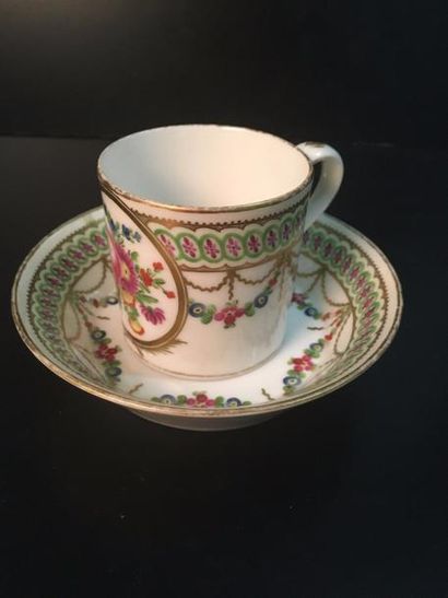 null BORDEAUX, VANIER et VERNEUILH

Une tasse litron et sa sous tasse en porcelaine...