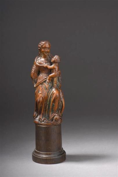 null Statuette de Vierge à l'Enfant en buis sculpté.

Début du XVIIIe siècle. 

Socle...