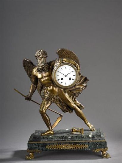 null Pendule en bronze doré ornée d'un figure du Temps, un sablier posé à ses pieds....
