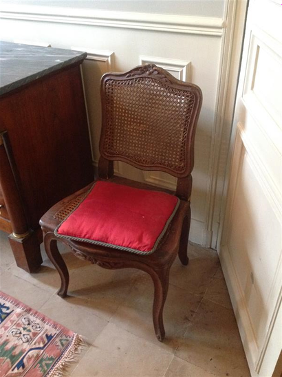 null Suite de quatre chaises à la reine cannées en bois mouluré et sculpté à décor...