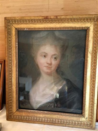 null Ecole FRANCAISE du XVIIIe siècle

Portrait de femme en buste

Pastel sur papier...