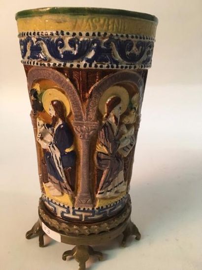 null ALLEMAGNE

Vase en grès émaillé à décor polychrome représentant les quatre évangélistes...