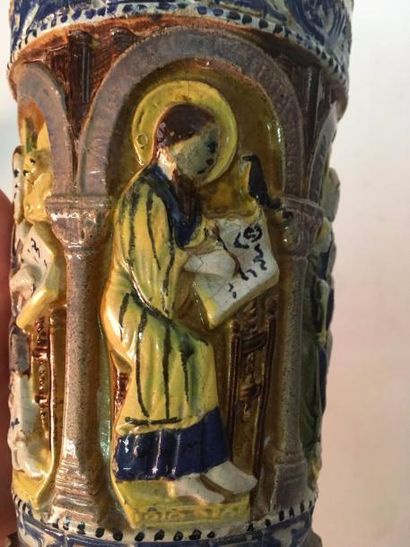 null ALLEMAGNE

Vase en grès émaillé à décor polychrome représentant les quatre évangélistes...