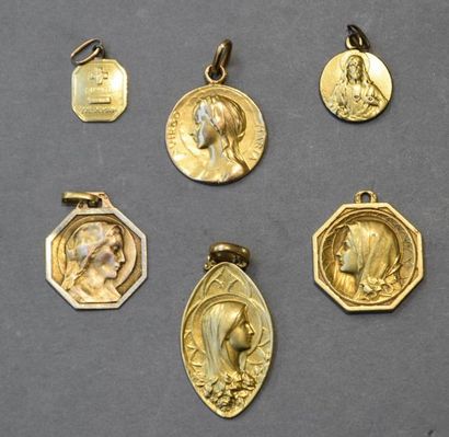Bijoux - Joaillerie Lot composé de six médailles de baptême en or jaune 18K (750/°°)...