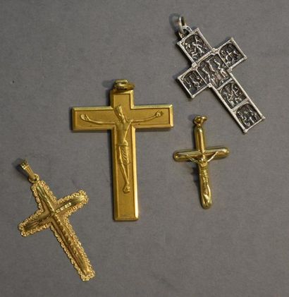 Bijoux - Joaillerie Lot composé de : - deux croix en or jaune 18K (750/°°), poids...