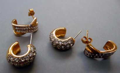 Bijoux - Joaillerie Deux paires de boucles d'oreilles en métal doré et pierres blanches...