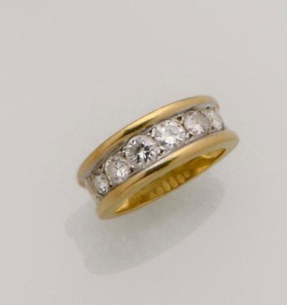 Bijoux - Joaillerie Bague Jonc en or jaune 18K (750/°°) ornée d'une ligne de diamants...