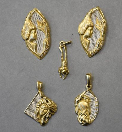Bijoux - Joaillerie Lot de cinq pendentifs en or jaune 18K (750/°°) dont quatre à...