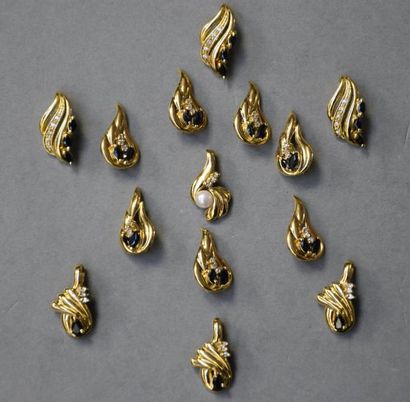 Bijoux - Joaillerie Lot comprenant quatorze pendentifs en or jaune 18K (750/°°) agrémentés...