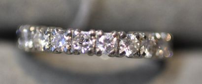 Bijoux - Joaillerie Alliance américaine en or gris 18K (750/°°) sertie de diamants...