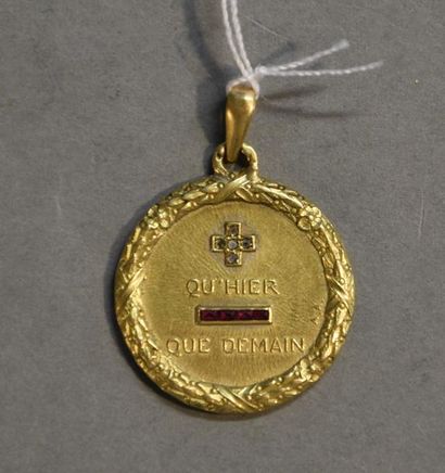 Bijoux - Joaillerie AUGIS, médaille d'Amour ronde en jaune 18K (750/°°) ornée d'une...