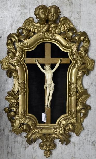 null Christ en ivoire, le cadre en bois doré sculpté mouvementé à feuilles d'acanthe...