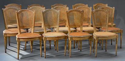 null Suite de quatorze chaises cabriolet cannées à dossier tuile, en bois laqué crème,...