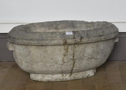 null Belle vasque ovale en pierre calcaire moulurée et deux prises latérales
H. 28...