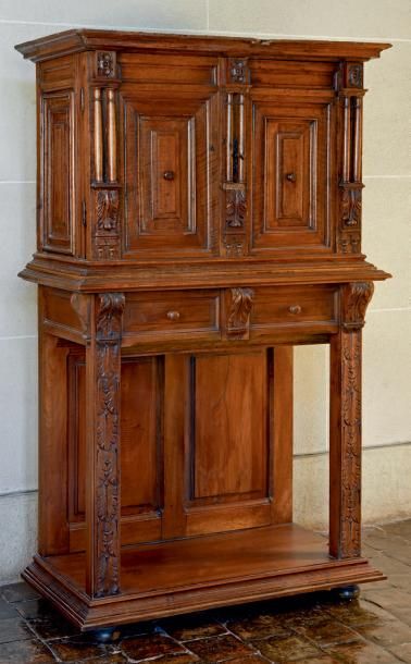 null ** Cabinet en noyer mouluré, le corps du haut à décor de panneau saillant, montants...