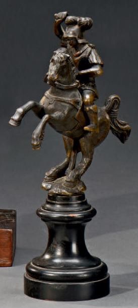 null Cavalier en armure et casque empanaché (tenant une épée ?) sur un cheval cabré
Sujet...