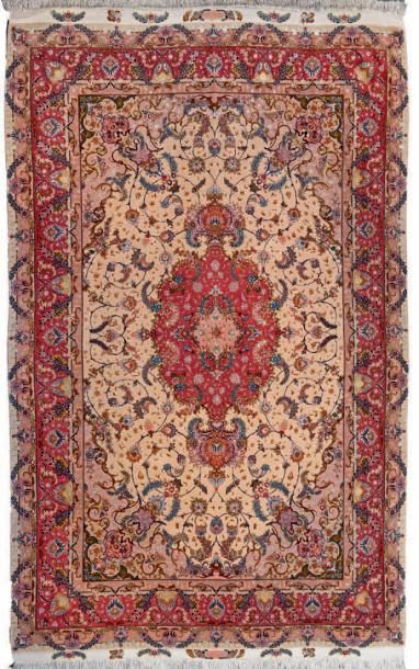 null KECHAN
Grand tapis à rosace vieux rose à deux pendentifs sur champ beige
Bordure...