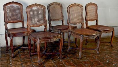 null ** Suite de cinq chaises cannées en hêtre mouluré et sculpté de fleurettes,...