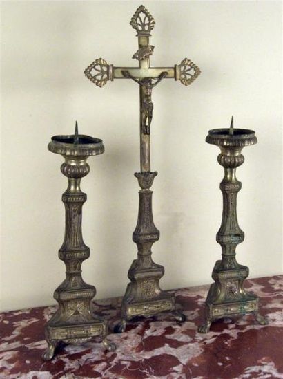null ** Garniture d'autel composée d'un crucifix et d'une paire de pique-cierges...