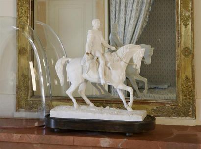 null ** Statuette en plâtre représentant Comte de Chambord à cheval. Sous globe
H....