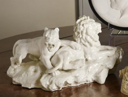 CAPODIMONTE ** Groupe lion et lionne
Terre émaillée blanche
L. 31 cm BL