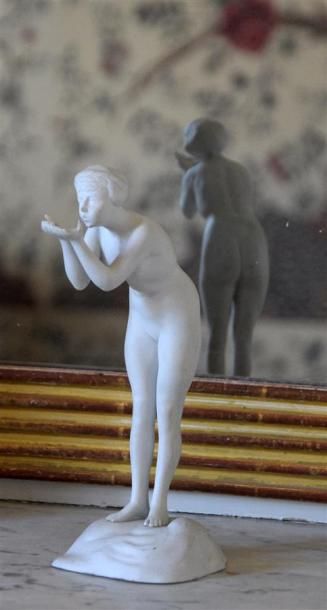 null ** La souffleuse
Statuette en biscuit
Vers 1920
H. 22 cm BL
Accidents aux d...