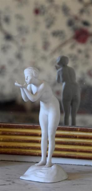 null ** La souffleuse
Statuette en biscuit
Vers 1920
H. 22 cm BL
Accidents aux d...