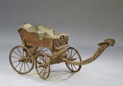 null Petite voiture d'attelage d'enfant en chêne, le timon sculpté et ajouré d'enfants...