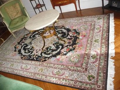 null KECHAN
Tapis à rosace ovale beige à deux pendentifs, sur fond noir à guirlandes...