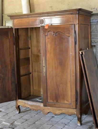 null ** Petite armoire en noyer à deux portes moulurées chantournées, la ceinture...