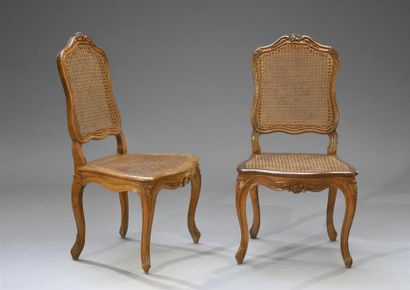 null Paire de chaises cannées en bois naturel mouluré, le dossier mouvementé sculpté...