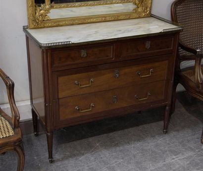 Mobilier et objets d'art Commode en acajou, ouvre à deux tiroirs sans traverse et...