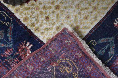 Tapis - Tapisseries CAUCASE Tapis en laine à décor central d'un médaillon hexagonale...