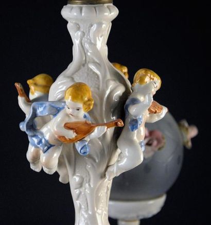 Mobilier et objets d'art Lustre en porcelaine à cinq bras de lumières mouvementés...