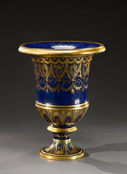 Mobilier et objets d'art PARIS Grand vase reposant sur piédouche à fond bleu lapis...