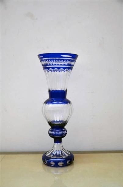 Verre et arts du feu Important vase sur piédouche en cristal taillé bleu Numéroté...