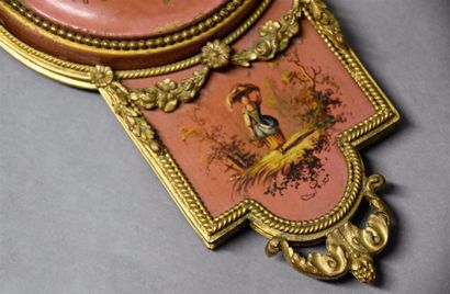 HORLOGERIE Cartel en bronze doré et bois laqué rose à décor de colombes et guirlandes...