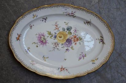 Mobilier et objets d'art Grand plat ovale en porcelaine à décor de bouquets de roses...