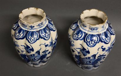 Céramique - Faïence - Porcelaine DELFT Paire de vases côtelés en porcelaine à décor...