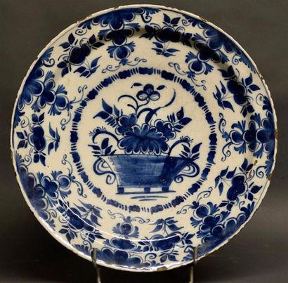 Céramique - Faïence - Porcelaine DELFT Plat en faïence à décor en camaïeu bleu d'un...
