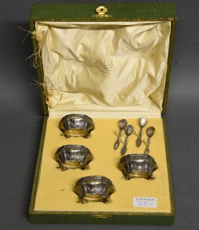 ORFEVRERIE Suite de quatre salerons ovales en métal et leur cuillères en argent (Minerve)...
