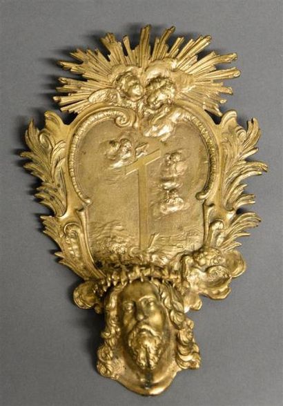 Mobilier et objets d'art Bénitier d'applique en bronze doré à tête de christ, fixé...