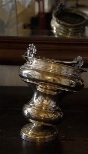Mobilier et objets d'art Un seau à eau bénite en métal argenté XVIIIe siècle H. 24...