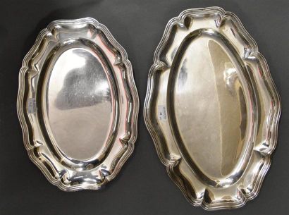ORFEVRERIE Deux plats ovales en métal argenté à bord chantourné L. 45 cm et 38 c...