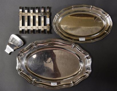 ORFEVRERIE Lot de métal argenté comprenant: deux plats ovales modèle filet-contours...